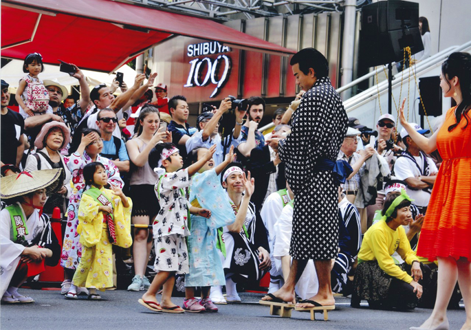 ｢西郷さん　ハイタッチして」伊藤次男氏
